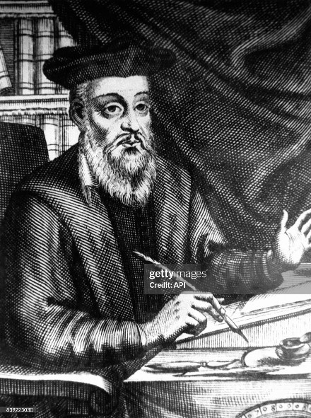 Nostradamus escrevendo Profecias